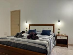 een slaapkamer met een groot bed en handdoeken bij Angela House in Teulada