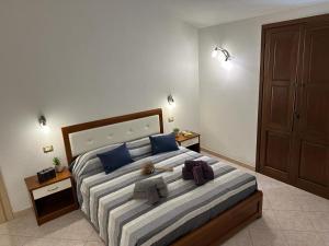 Un dormitorio con una cama grande con dos bolsas. en Angela House, en Teulada