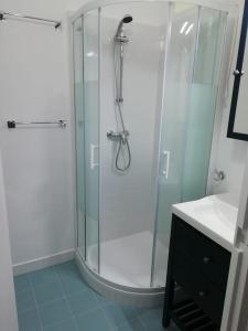 y baño con ducha acristalada y lavamanos. en Appartement Intra-Muros - 2 chambres en Saint-Malo