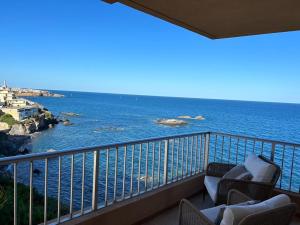 un balcon avec des chaises et une vue sur l'océan dans l'établissement APARTAMENTO CALAFLORES, à Cap de Palos
