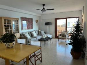 un salon avec un canapé et une table dans l'établissement APARTAMENTO CALAFLORES, à Cap de Palos