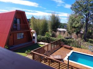 uma casa com um deque e uma piscina em Chalés Ilha da Mata Pousada em Florianópolis