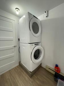 - un lave-linge dans une chambre avec porte dans l'établissement Beautiful Renovated House Laval, à Laval