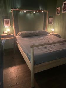 Un dormitorio con una cama grande con luces. en Sala dell Estate Guest House, en Secchia