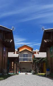 Casa con 2 ventanas grandes en la entrada en Jajá Cabanas, en Palhoça