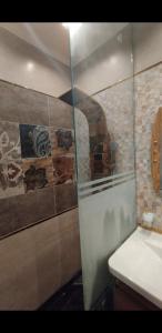 uma casa de banho com uma cabina de duche em vidro e um lavatório. em Sia Lagoons, Porto Golf Marina, North Coast, El Alamein, Egypt em El Alamein