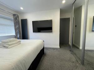 Postel nebo postele na pokoji v ubytování Luxurious 2 bed home in Basildon
