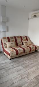 a bed sitting in the corner of a room at Le Pavillon Les BUISSONNETS in Salon-de-Provence