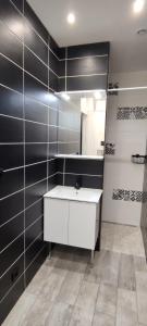 a bathroom with a white sink and a mirror at Le Pavillon Les BUISSONNETS in Salon-de-Provence