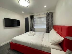 Postel nebo postele na pokoji v ubytování Luxurious 2 bed home in Basildon