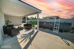 patio con scala sul tetto di una casa di Modern 6 bedroom home with Pool and BBQ in Miami L34 a Miami