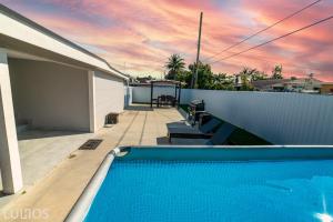 una piscina sul tetto di una casa di Modern 6 bedroom home with Pool and BBQ in Miami L34 a Miami