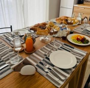 einen Tisch mit Lebensmitteln und Teller mit Lebensmitteln darauf in der Unterkunft LE RONDINI HOUSE in Monopoli