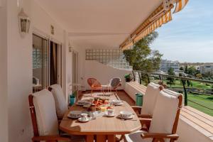 una sala da pranzo con tavolo e sedie sul balcone di Apartamento con espectaculares vistas al Golf en Marbella - Xallas 2 3 a Marbella