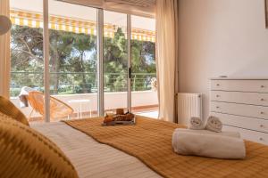 um quarto com uma cama grande e uma janela grande em Apartamento con espectaculares vistas al Golf en Marbella - Xallas 2 3 em Marbella