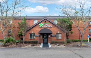 un edificio de ladrillo rojo con un signo de alianza estelar en él en Extended Stay America Suites - Jackson - Ridgeland, en Ridgeland