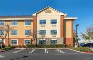 budynek z parkingiem przed nim w obiekcie Extended Stay America Suites - Sacramento - Roseville w mieście Roseville