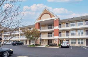 a large building with cars parked in a parking lot at Extended Stay America Select Suites - Jackson - North in Jackson