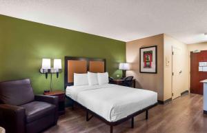 um quarto de hotel com uma cama e uma cadeira em Extended Stay America Suites - San Diego - Hotel Circle em San Diego