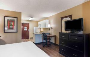 um quarto de hotel com uma cama e uma televisão de ecrã plano em Extended Stay America Suites - San Diego - Hotel Circle em San Diego