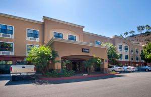 um hotel com um parque de estacionamento em frente em Extended Stay America Suites - San Diego - Mission Valley - Stadium em San Diego