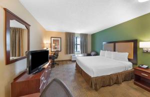 Habitación de hotel con cama y TV de pantalla plana. en Extended Stay America Suites - Orange County - Yorba Linda en Anaheim