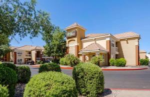 un hotel con cespugli di fronte a un edificio di Extended Stay America Suites - Phoenix - Scottsdale - Old Town a Scottsdale