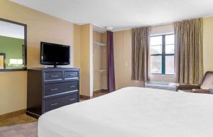 um quarto de hotel com uma cama e uma televisão de ecrã plano em Extended Stay America Suites - Houston - Galleria - Westheimer em Houston