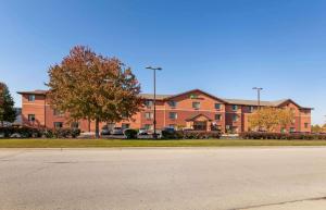 ein großes Backsteingebäude vor einem Parkplatz in der Unterkunft Extended Stay America Suites - Madison - Old Sauk Rd in Madison