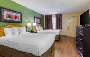 una camera d'albergo con due letti e una televisione di Extended Stay America Suites - Phoenix - Scottsdale - Old Town a Scottsdale