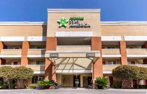 un edificio con un cartel en la parte delantera en Extended Stay America Suites - San Ramon - Bishop Ranch - West en San Ramon