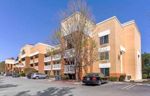 un gran edificio con coches estacionados frente a él en Extended Stay America Suites - San Ramon - Bishop Ranch - West, en San Ramon