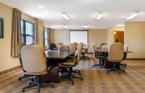 une salle de conférence avec des tables et des chaises et un tableau blanc dans l'établissement Extended Stay America Suites - Detroit - Canton, à Canton