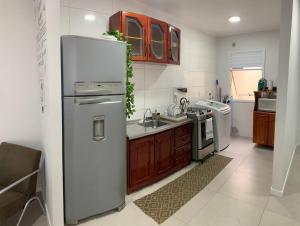 uma cozinha com um frigorífico e um lavatório em Ap aconchego Acqua em Pelotas