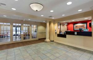 eine Lobby eines Hotels mit Warteraum in der Unterkunft Extended Stay America Suites - Oakland - Alameda Airport in Alameda