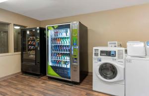 ein Getränkeautomat neben einer Waschmaschine in der Unterkunft Extended Stay America Suites - Oakland - Alameda Airport in Alameda