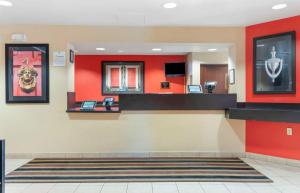 una hall di un ospedale con pareti rosse di Extended Stay America Suites - Stockton - Tracy a Tracy