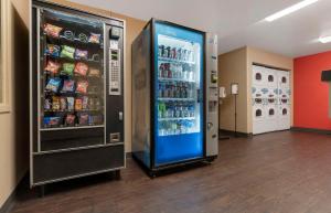 una gran máquina expendedora de bebidas en una tienda en Extended Stay America Suites - Stockton - Tracy, en Tracy