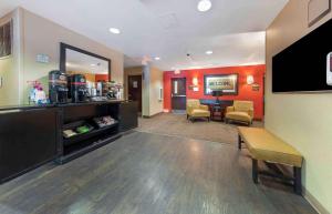 um átrio com uma sala de espera com uma mesa e cadeiras em Extended Stay America Suites - Los Angeles - Carson em Carson