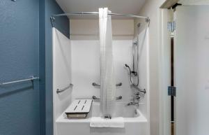 Ένα μπάνιο στο Extended Stay America Suites - Fremont - Warm Springs +44 φωτογραφίες