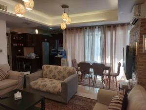 Elegant Home في عمّان: غرفة معيشة مع أريكة وطاولة
