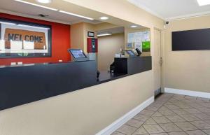 een lobby van een nieuw kantoor met een kassa bij Extended Stay America Suites - Orange County - Irvine Spectrum in Irvine