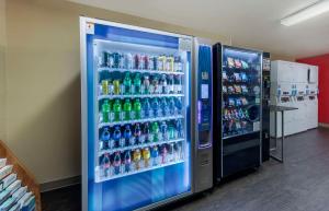 een automaat gevuld met veel frisdrank flessen bij Extended Stay America Suites - Orange County - Katella Ave in Orange