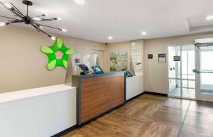 an office with a cash counter with a green star on the wall at Extended Stay America Suites - San Jose - Milpitas - McCarthy Ranch in Milpitas
