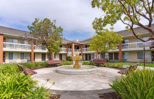 a courtyard with a fountain in front of a building at Extended Stay America Suites - San Francisco - San Mateo - SFO in San Mateo