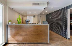 un bar con una pared de ladrillo en una habitación en Extended Stay America Suites - San Francisco - San Mateo - SFO en San Mateo