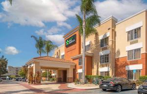 ein Hotel mit einem davor geparkt in der Unterkunft Extended Stay America Suites - Los Angeles - Torrance - Del Amo Circle in Torrance