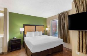 um quarto de hotel com uma cama e uma janela em Extended Stay America Suites - Memphis - Airport em Memphis