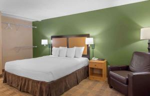 Habitación de hotel con cama y silla en Extended Stay America Suites - Los Angeles - Torrance - Del Amo Circle, en Torrance