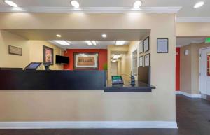 Extended Stay America Suites - Orange County - Brea في بري: لوبي مستشفى مع كونتر استقبال